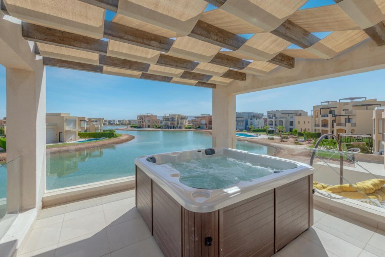 Light-filled 4-bedroom In Tawila, El Gouna. Jacuzzi & Lagoon Villa *