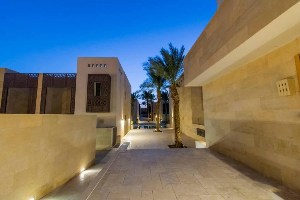 Nayah Stays, Amazing With Private Pool & 5 Master Ferienhaus *