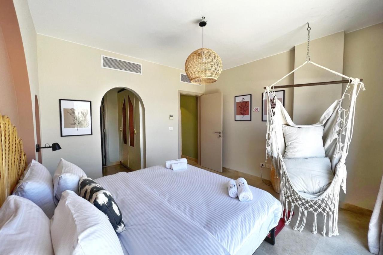 Spectacular & Soaring 2 Bdr W Private Rooftop Jacuzzi & Access Apartment Hurghada
