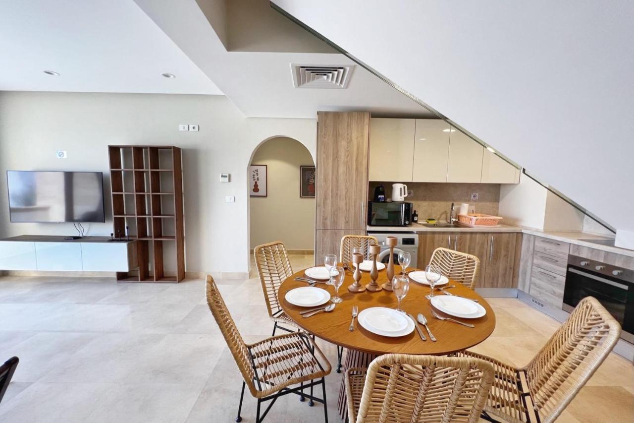 Spectacular & Soaring 2 Bdr W Private Rooftop Jacuzzi & Access Apartment
