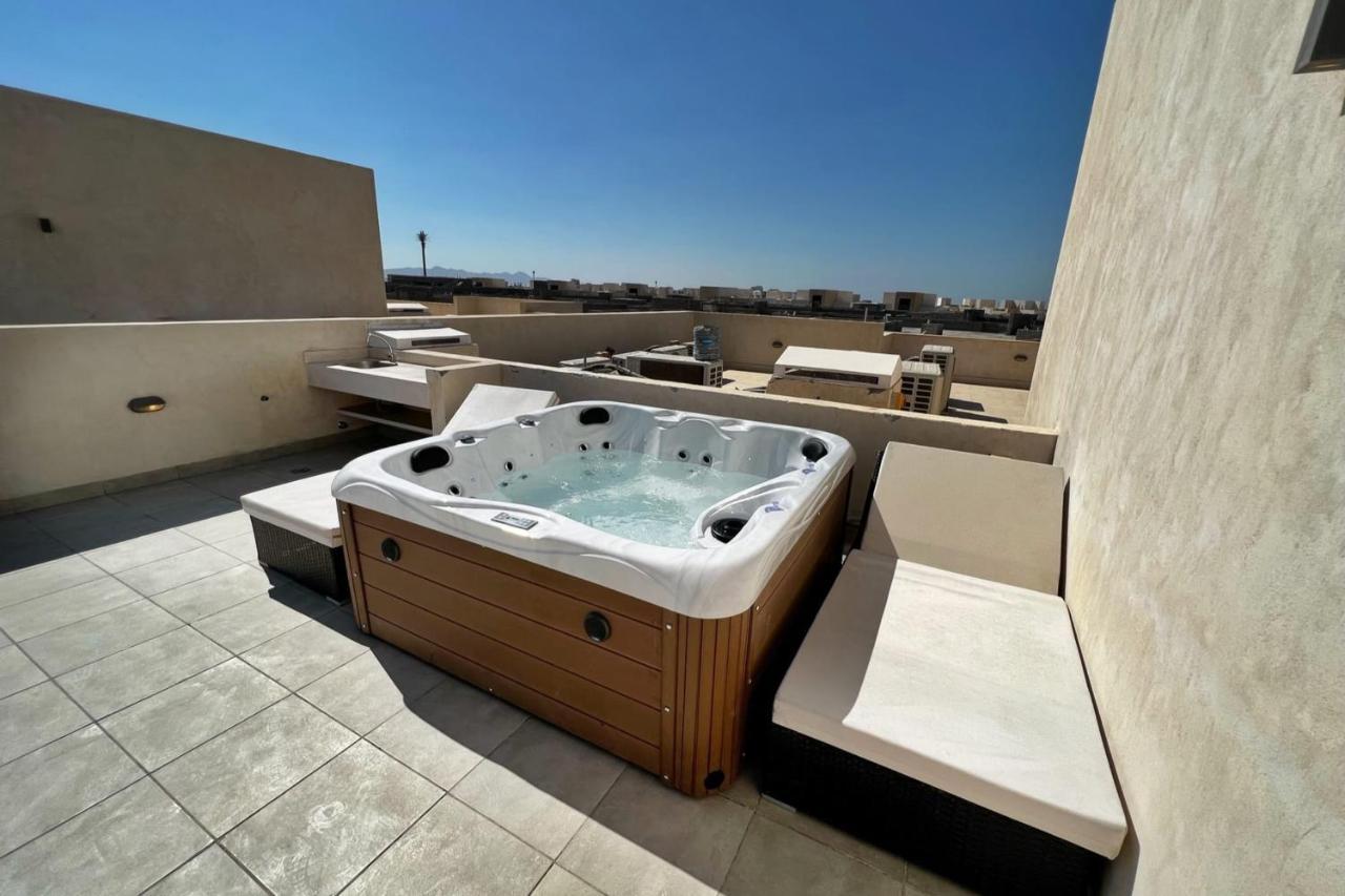 Spectacular & Soaring 2 Bdr W Private Rooftop Jacuzzi & Access