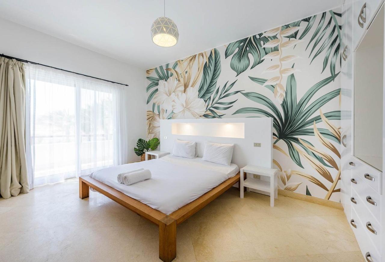 Villa Beautiful 4 Bedroom White With Heated Pool *
