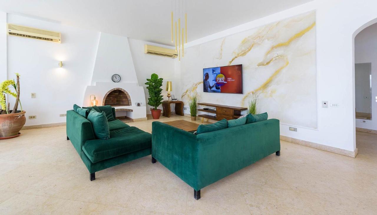 Beautiful 4 Bedroom White With Heated Pool Hurghada