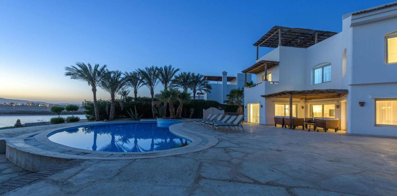 Villa Beautiful 4 Bedroom White With Heated Pool *