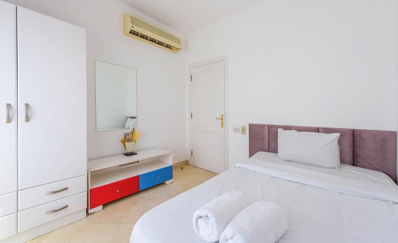 Beautiful 4 Bedroom White With Heated Pool *
