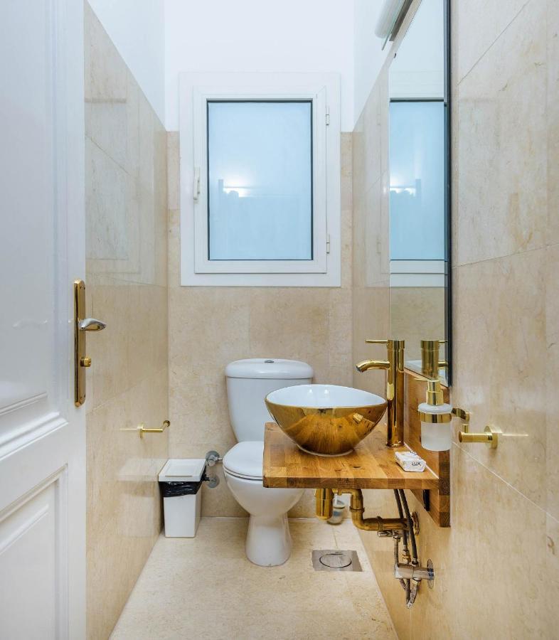 Beautiful 4 Bedroom White With Heated Pool Villa