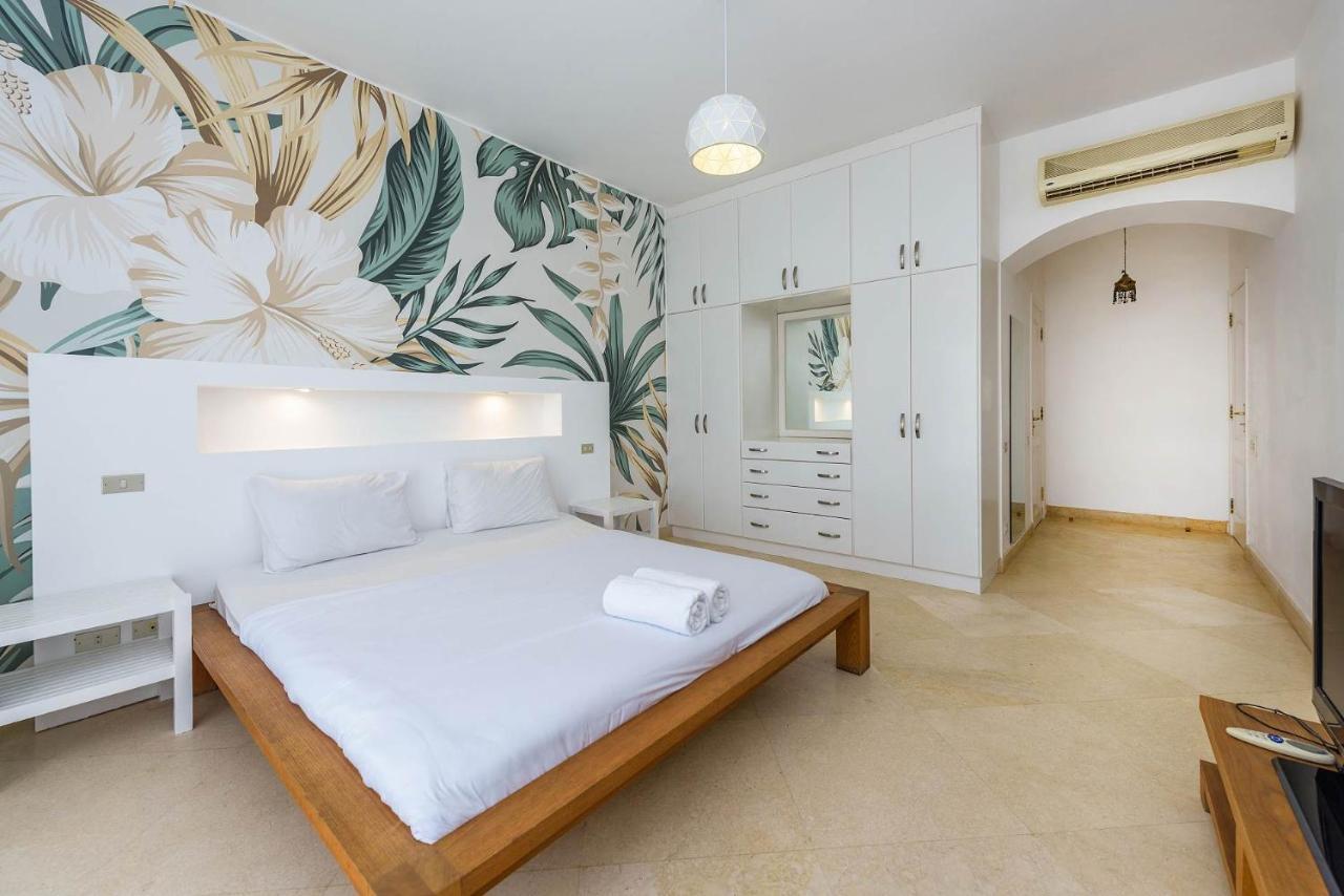 Beautiful 4 Bedroom White With Heated Pool *