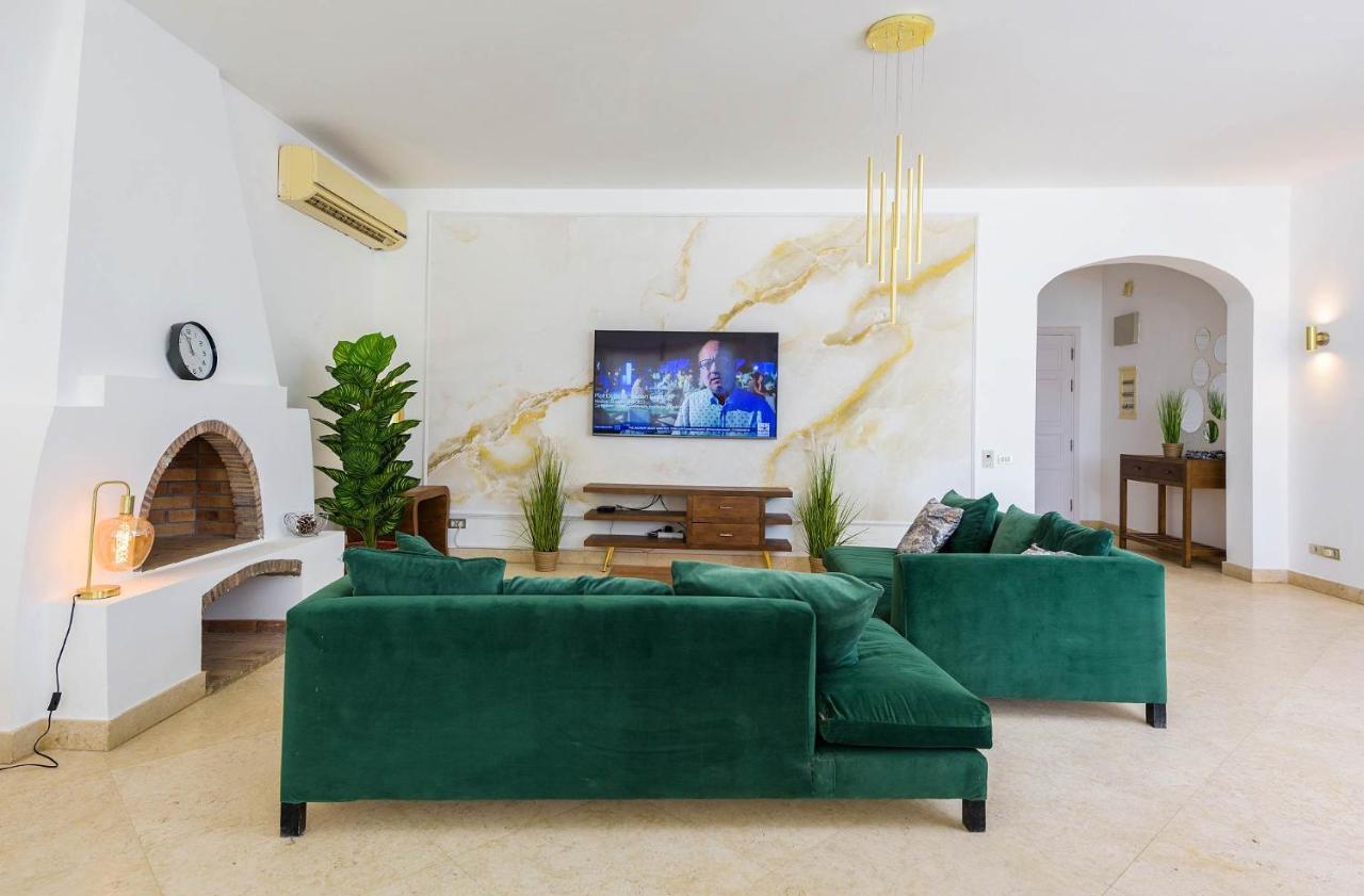 Beautiful 4 Bedroom White With Heated Pool Hurghada