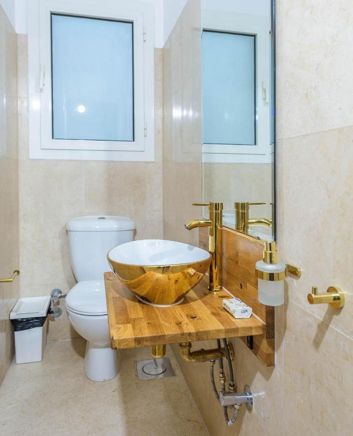 Beautiful 4 Bedroom White With Heated Pool *