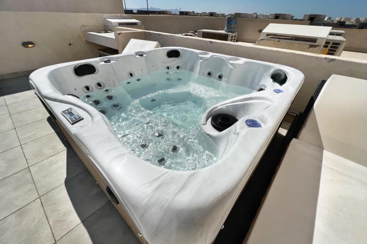 Spectacular & Soaring 2 Bdr W Private Rooftop Jacuzzi & Access Hurghada