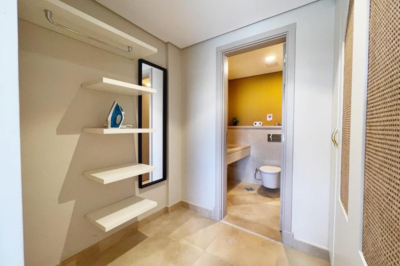 Spectacular & Soaring 2 Bdr W Private Rooftop Jacuzzi & Access