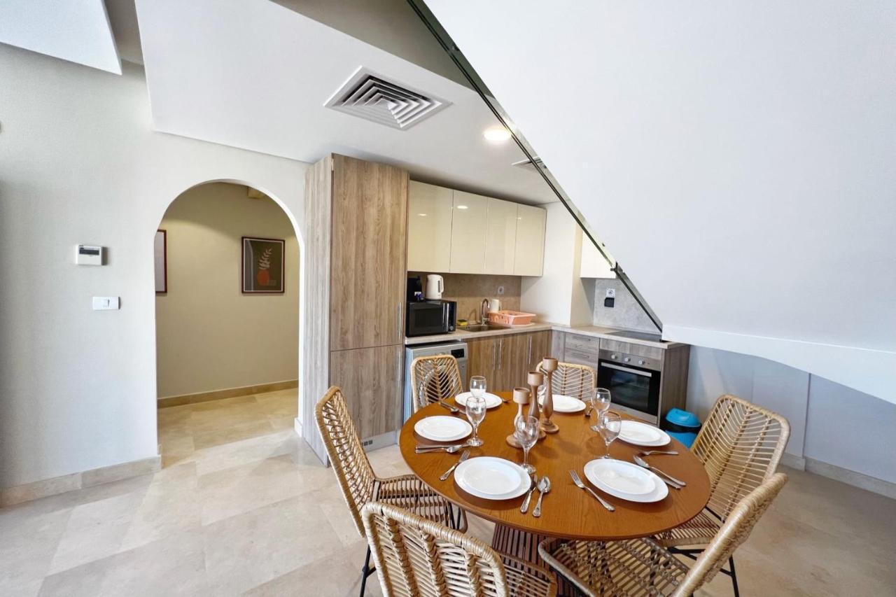 Spectacular & Soaring 2 Bdr W Private Rooftop Jacuzzi & Access Apartment Hurghada