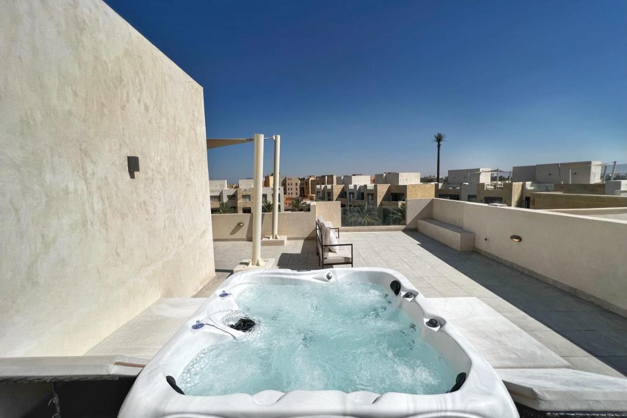 Spectacular & Soaring 2 Bdr W Private Rooftop Jacuzzi & Access * Hurghada