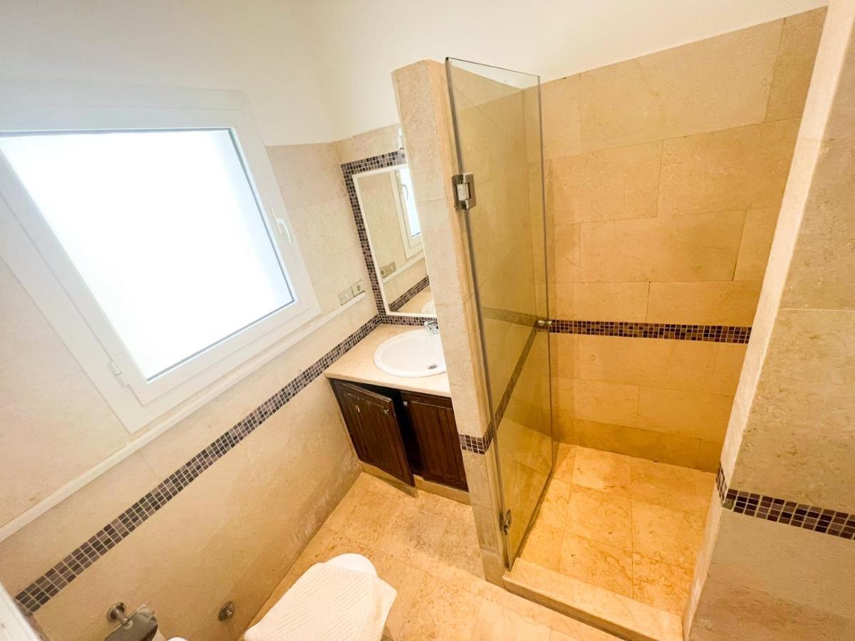 Luxury 4 Bedroom With A Heated Pool