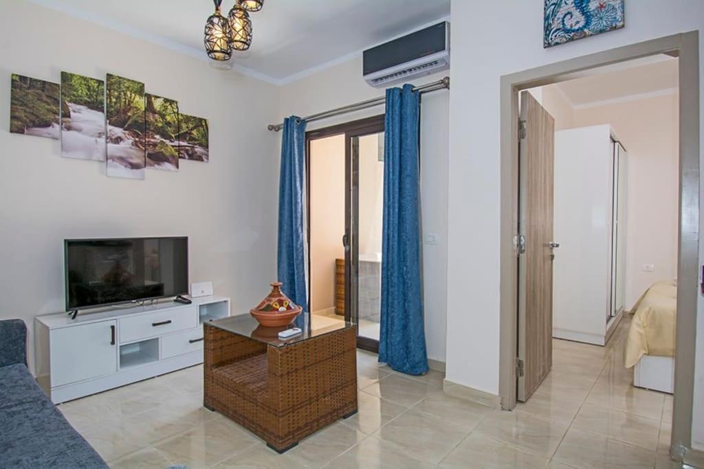 Apartment 1 Bedroom Poolside B106 Aqua Tropical *