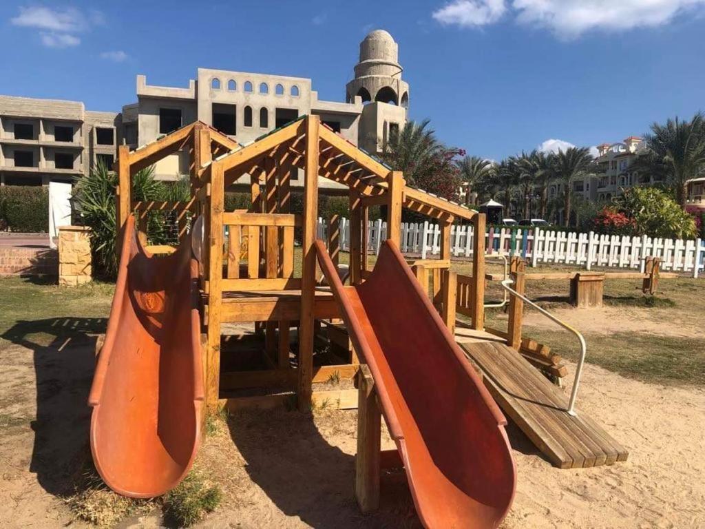 وحده فندقية باطلالة على حمام السباحة فى فيرندا سهل حشيش ريزورت *