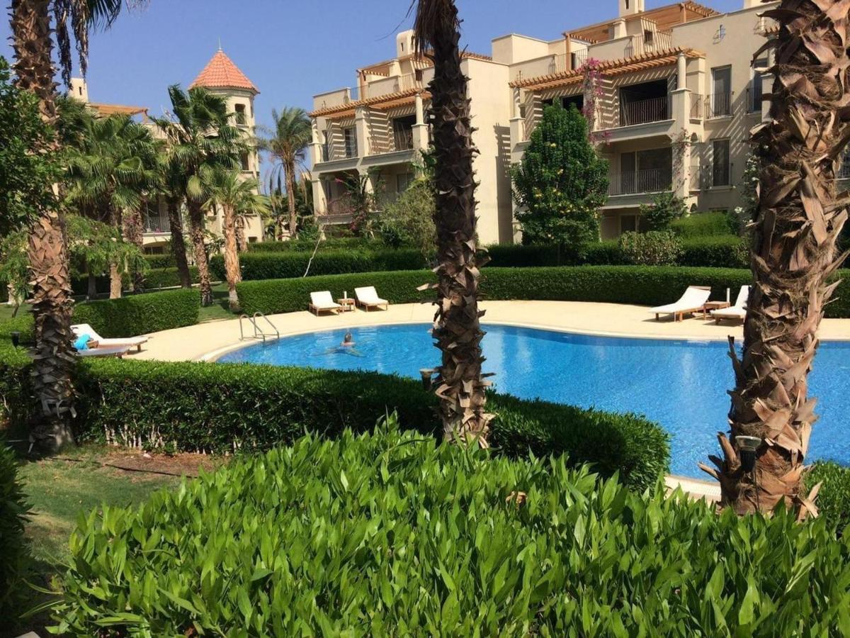 وحده فندقية باطلالة على حمام السباحة فى فيرندا سهل حشيش ريزورت Hurghada