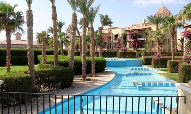 وحده فندقية باطلالة على حمام السباحة فى فيرندا سهل حشيش ريزورت