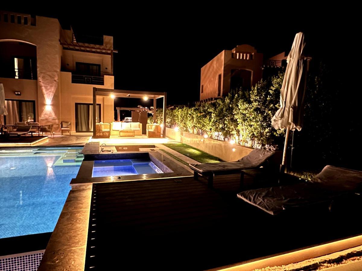 Luxurious With Infinity Private Pool & Jacuzzi Over Sabina Island's Lagoon Villa