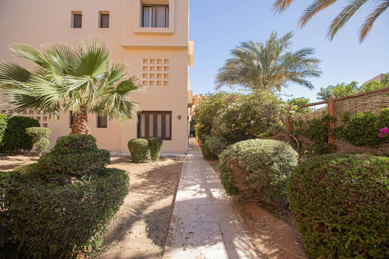 2 Bedroom Condo, With Pool, And & Lagoon Access *
