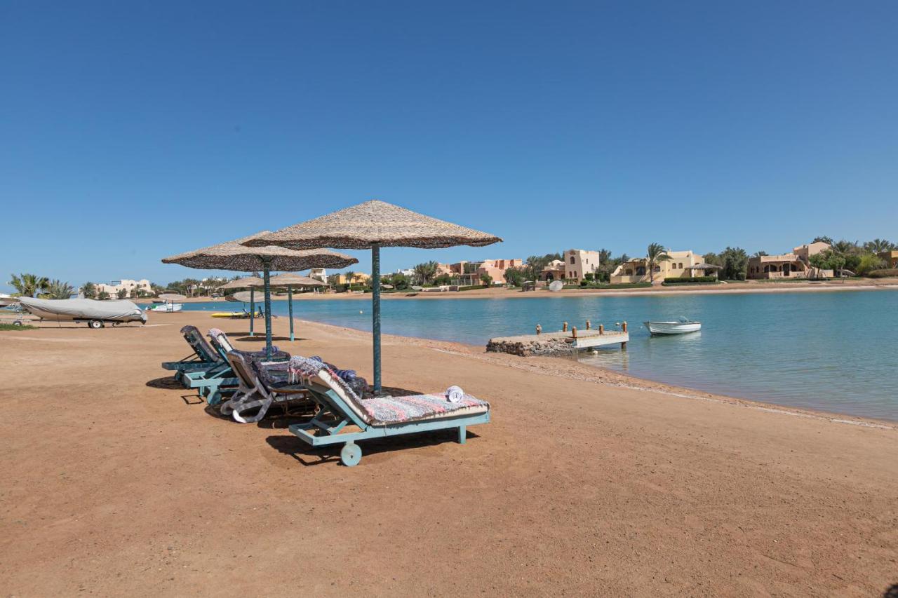 2 Bedroom Condo, With Pool, And & Lagoon Access *