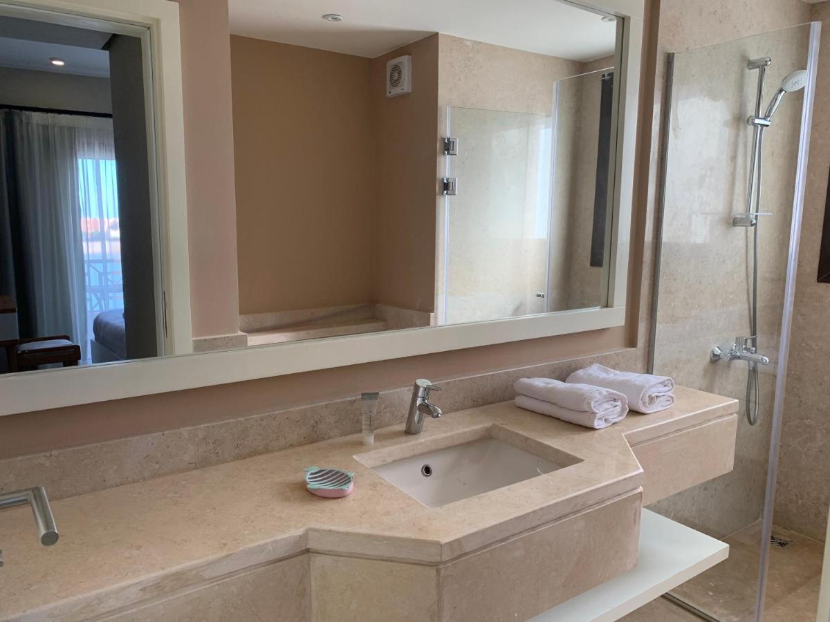 Villa Luxurious With Infinity Private Pool & Jacuzzi Over Sabina Island's Lagoon
