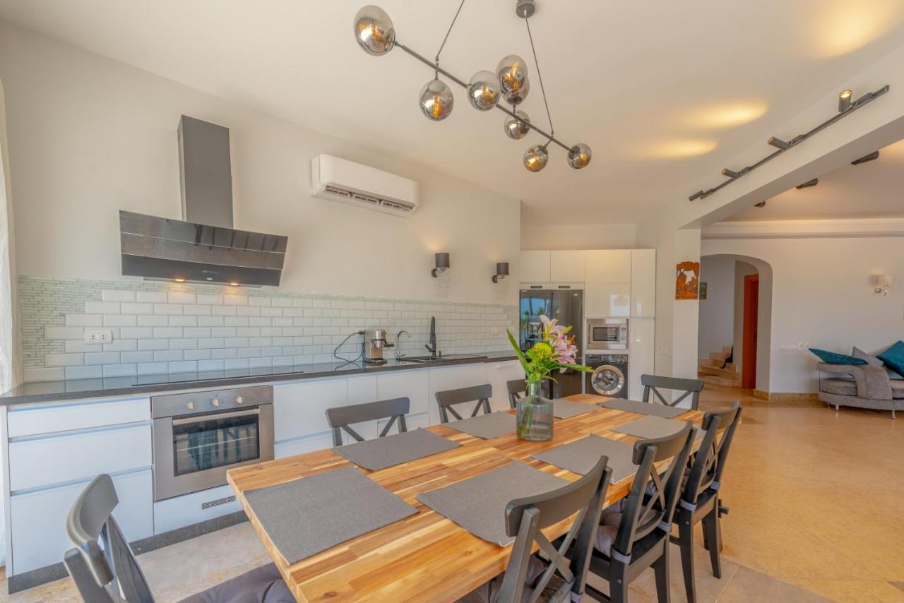 Villa 4 Bedroom With Heated Pool, Jacuzzi & Lagoon View In Phase 4 Hurghada
