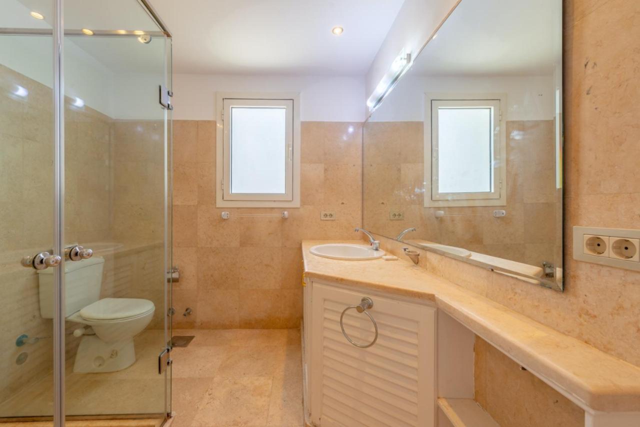 Beautiful 4 Bedroom White With Heated Pool Villa *