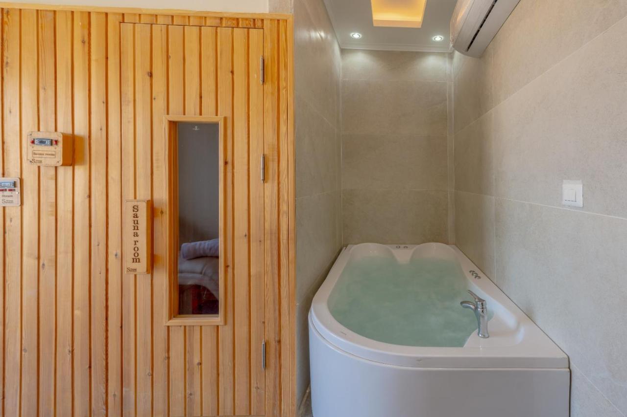 Villa Unique With Heated Pool And *