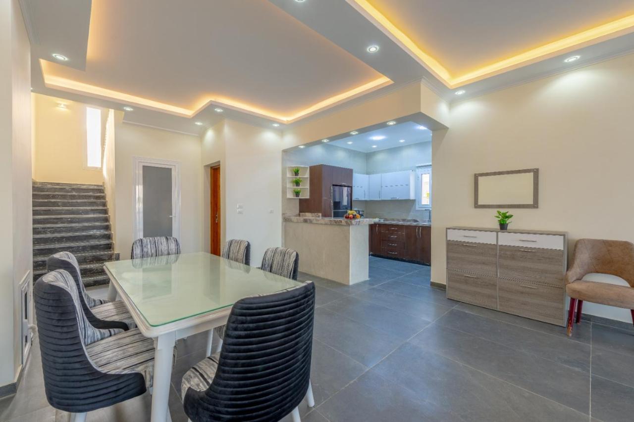 Villa Unique With Heated Pool And