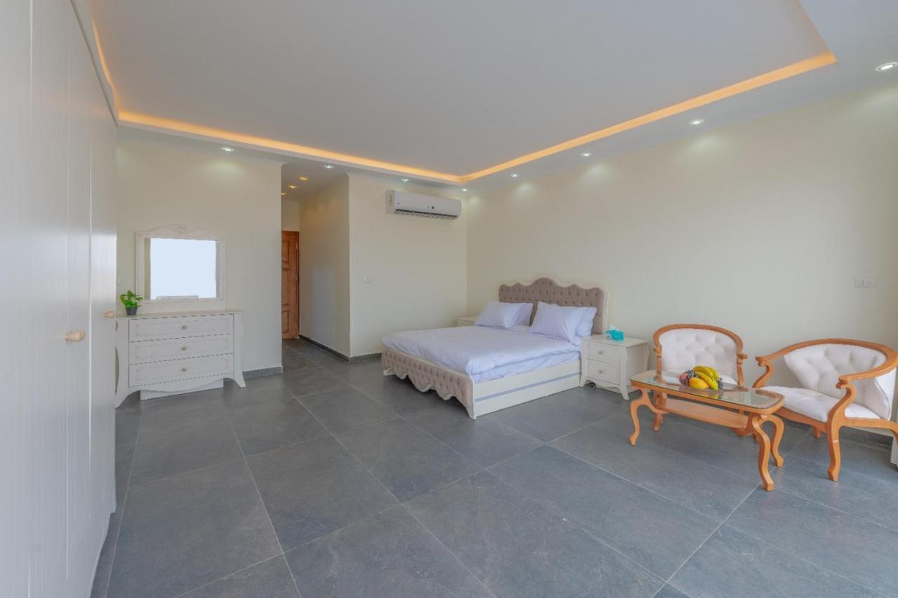 Villa Unique With Heated Pool And