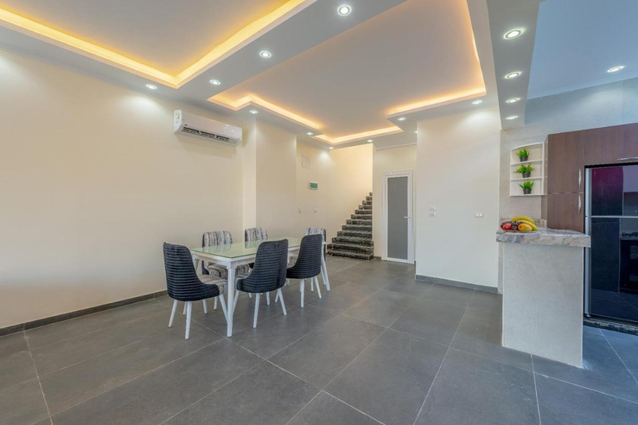 Villa Unique With Heated Pool And