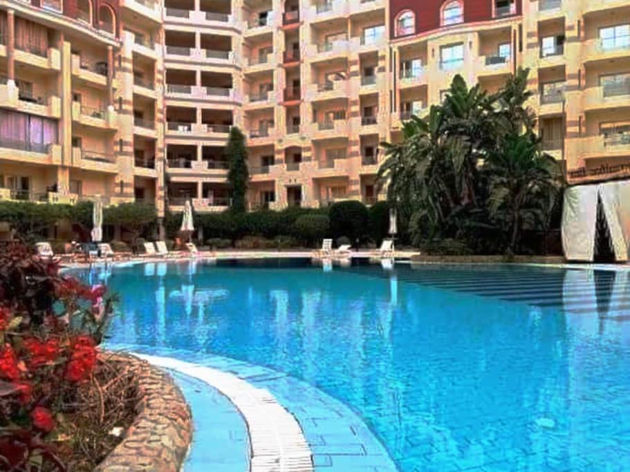 غرفه فندقيه فيو بحر ويوجد ٣ مسبح Apartment *