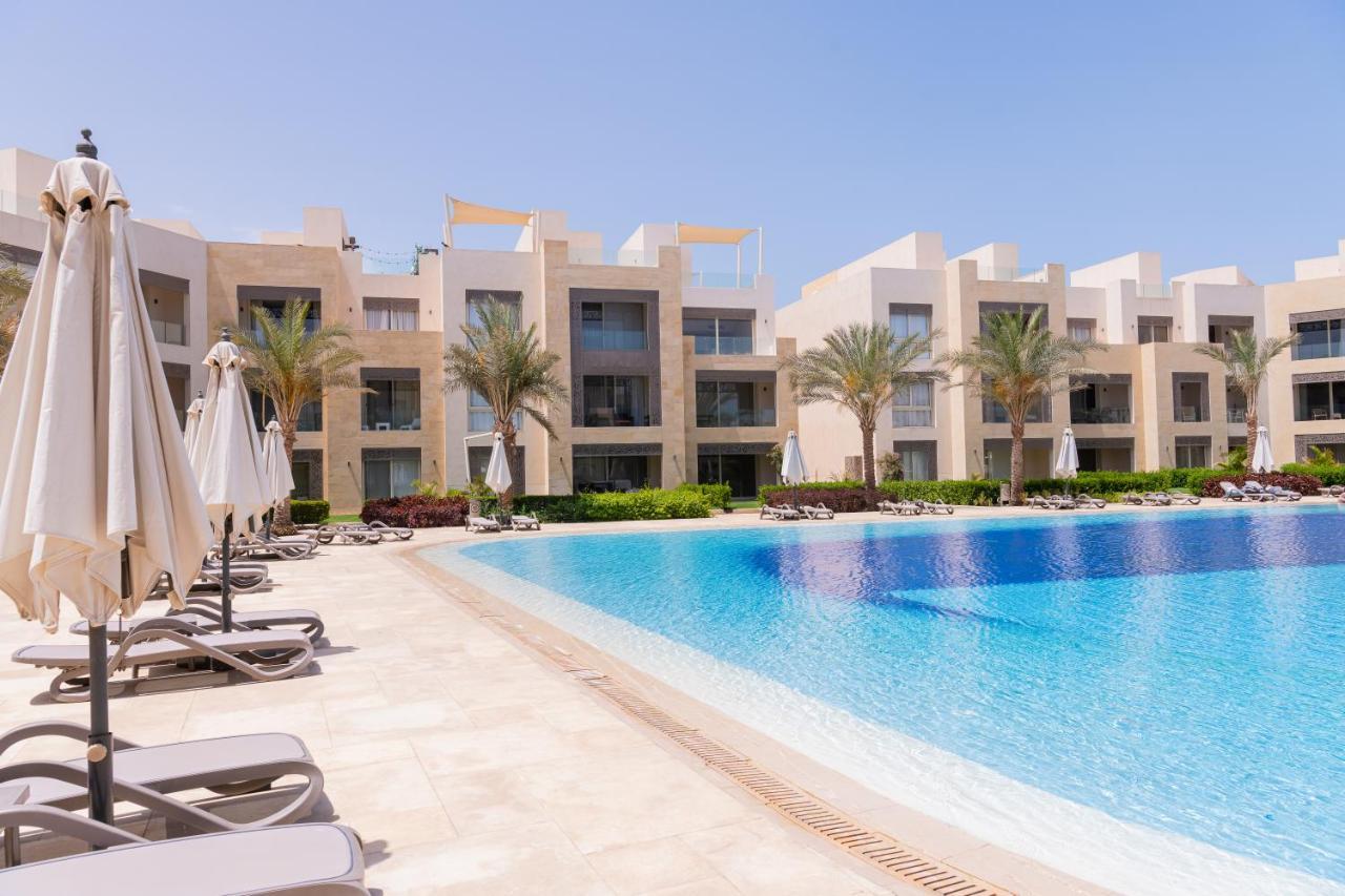 Modern With Large Pool & Access Hurghada