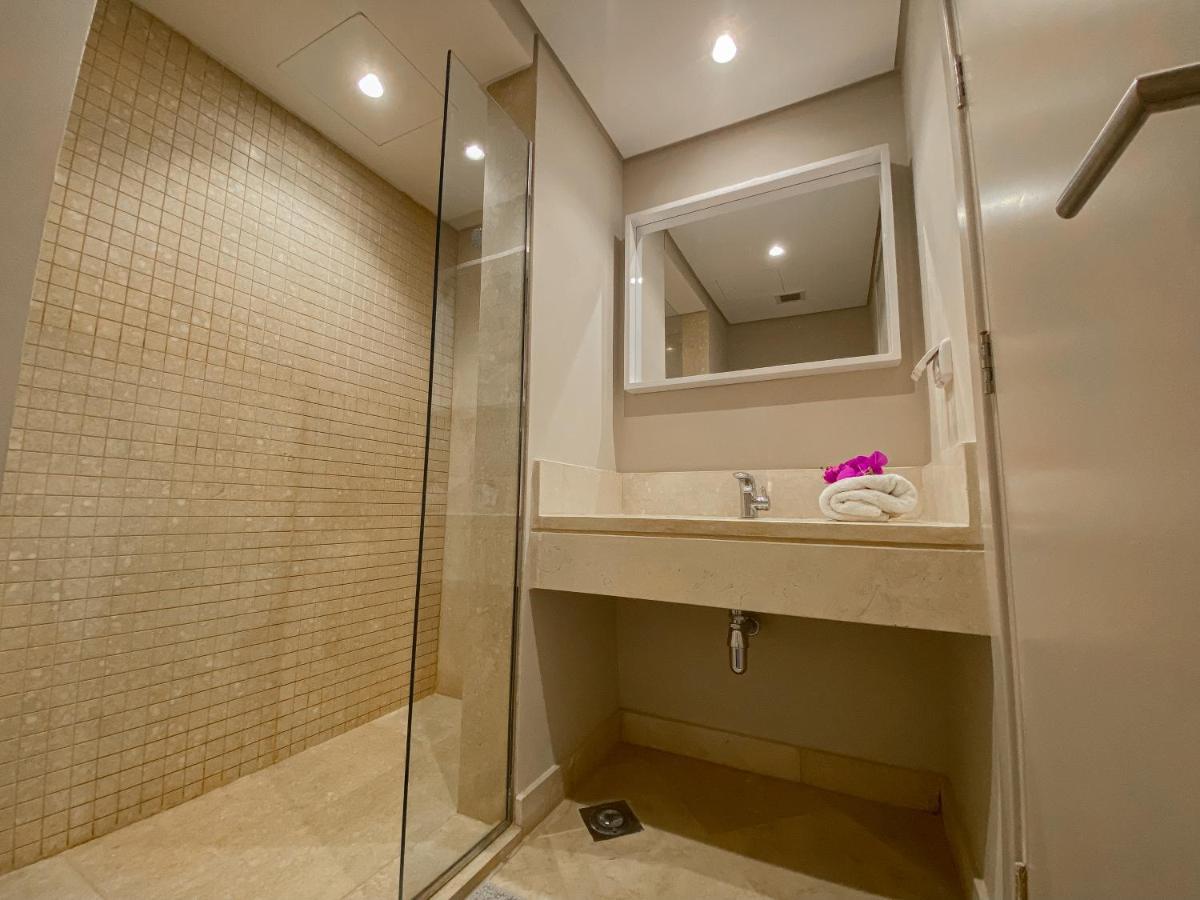 Apartment Modern With Large Pool & Access