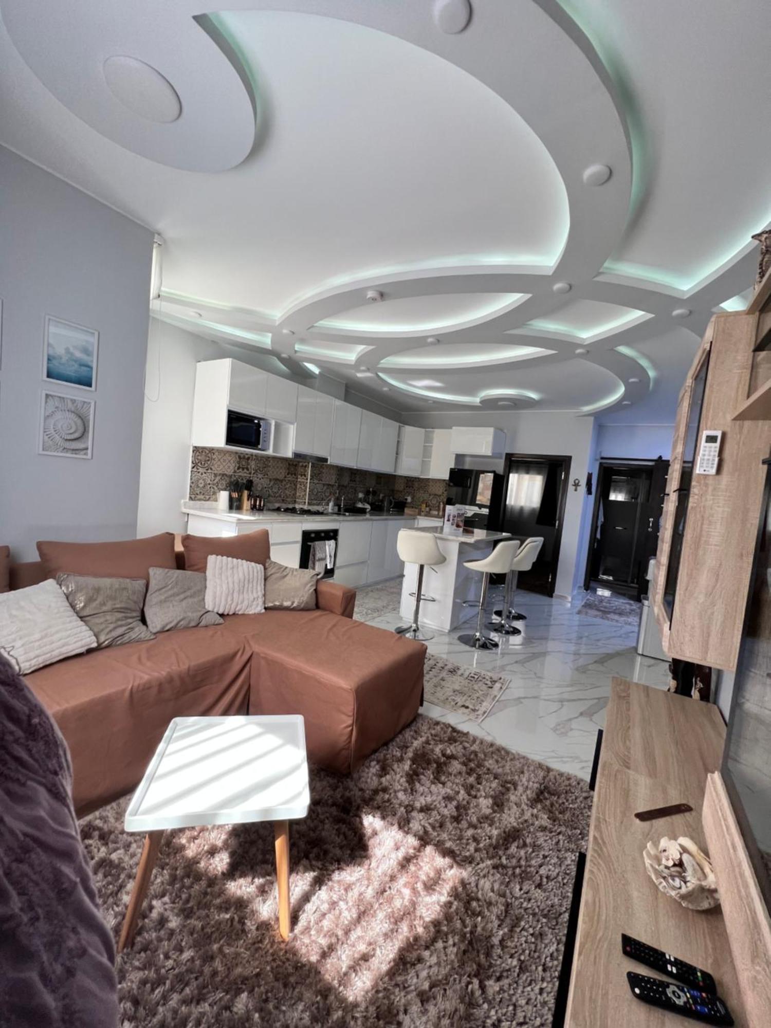 Graceland New In Center Apartment