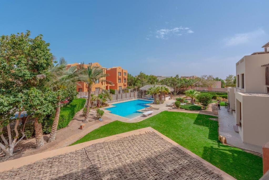 Gorgeous 3br Townhouse In South Marina. Pool View Vakantiehuis
