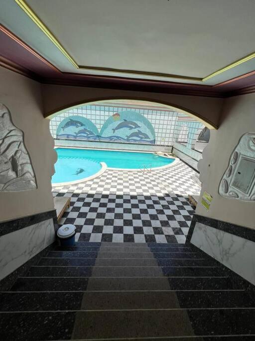 Sunny 3-bedroom - Families Only Apartment *