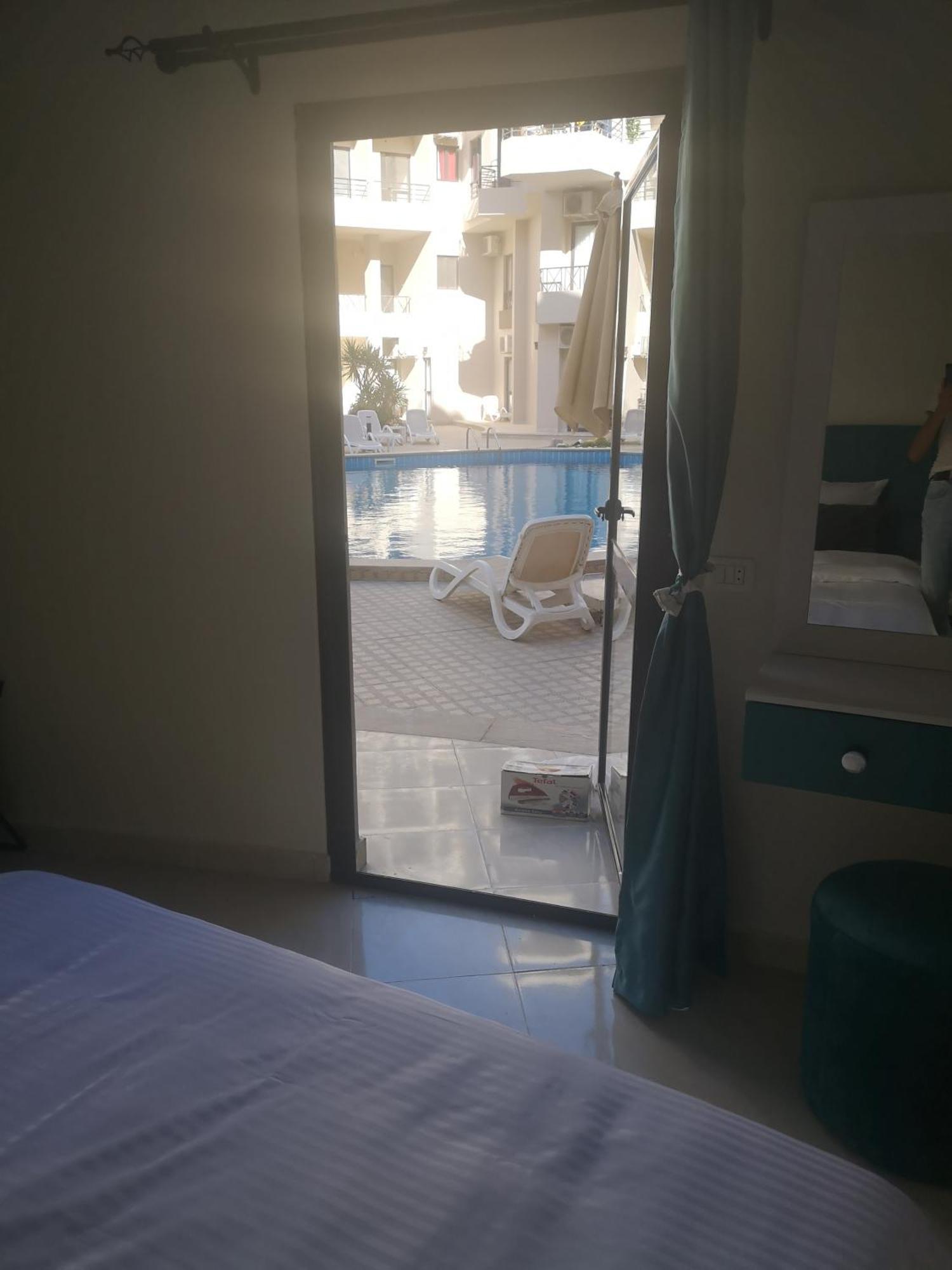 Chic Stylish Spacious Poolside Smarttv & Wifi Apartment Hurghada