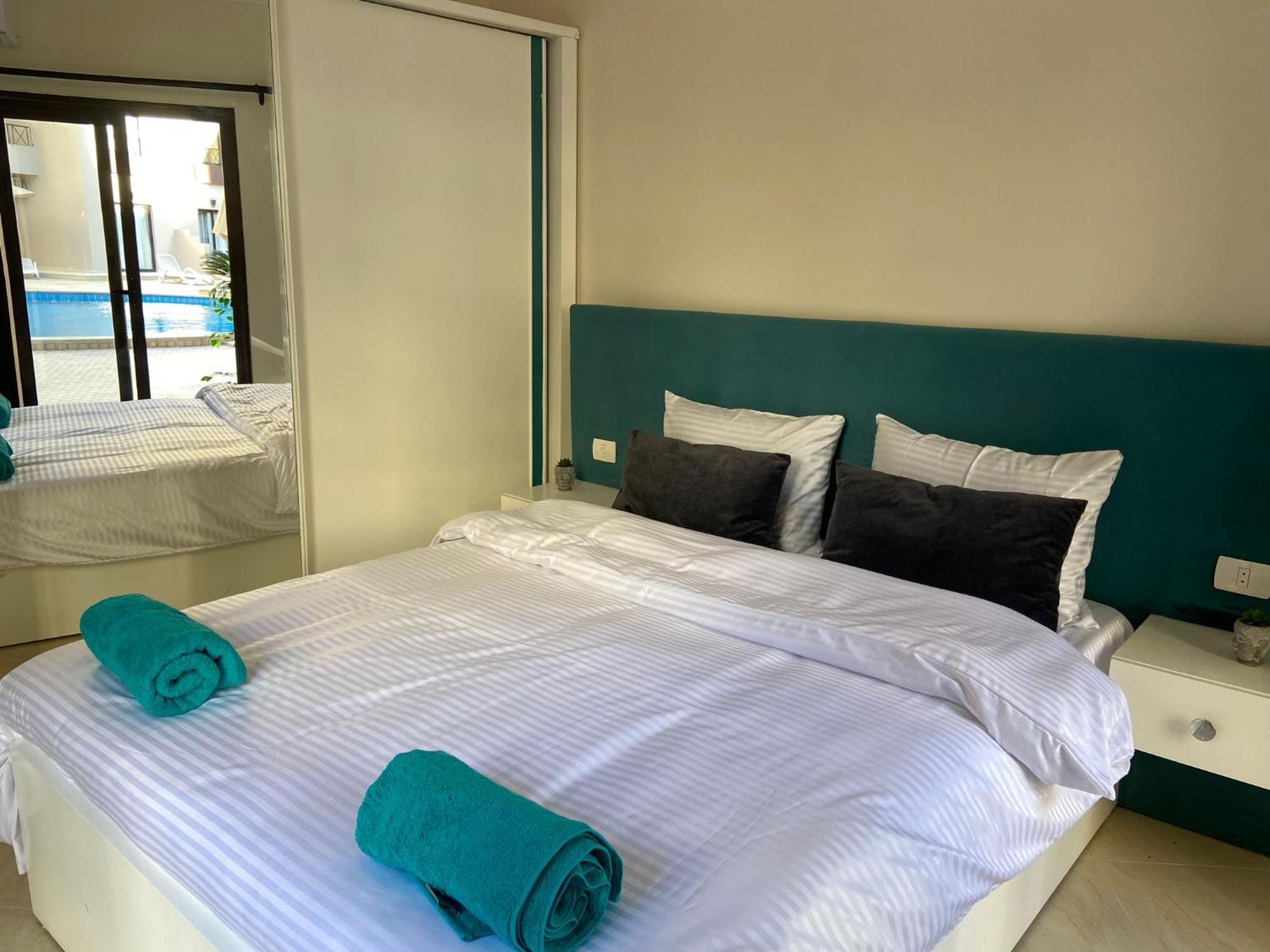 Chic Stylish Spacious Poolside Smarttv & Wifi