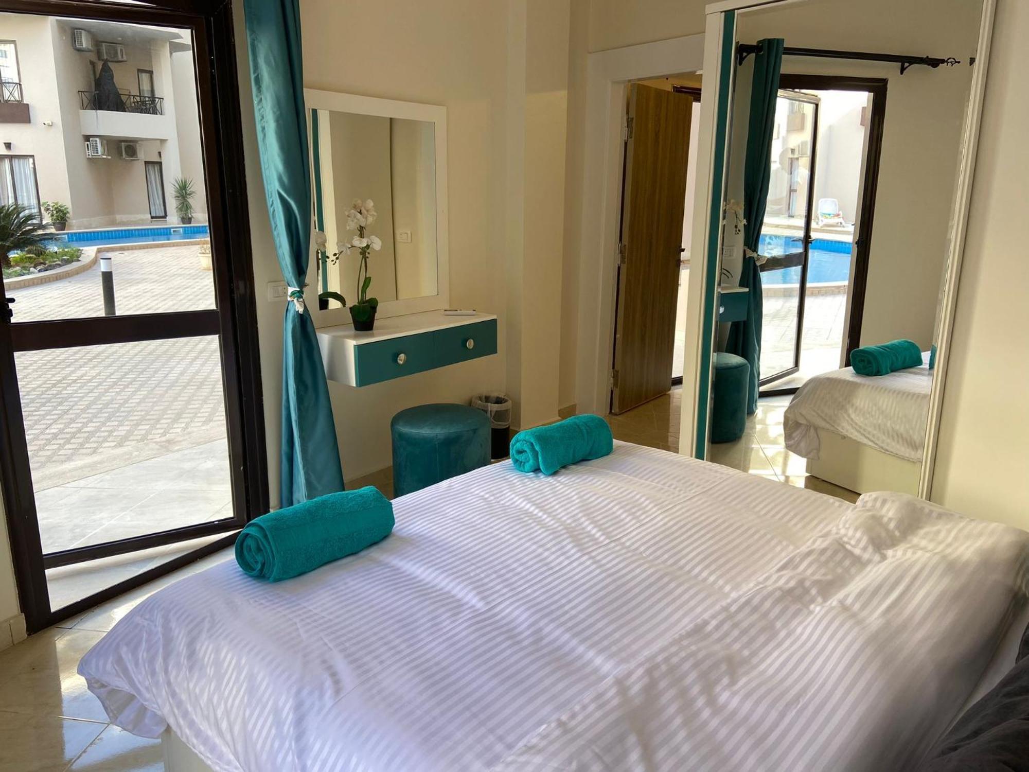 Chic Stylish Spacious Poolside Smarttv & Wifi Apartment
