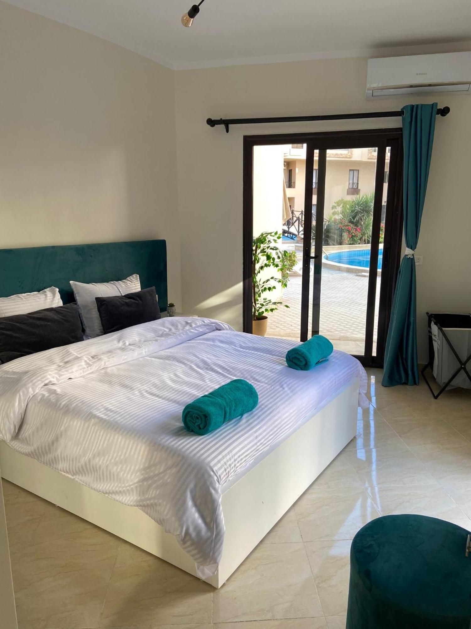 Apartment Chic Stylish Spacious Poolside Smarttv & Wifi *