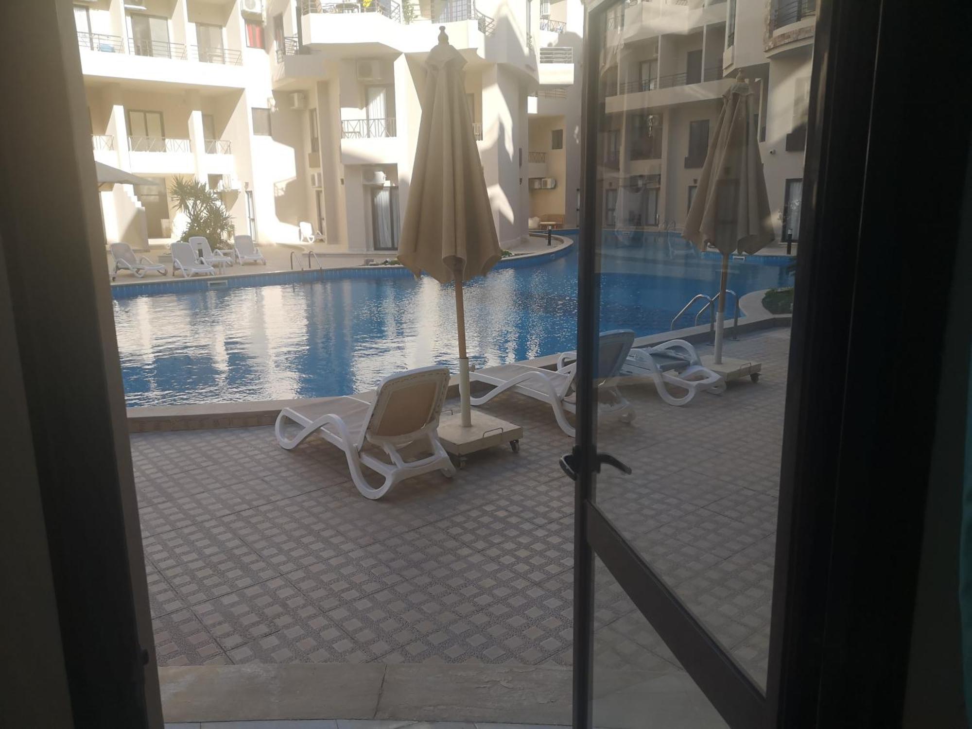 Apartment Chic Stylish Spacious Poolside Smarttv & Wifi *
