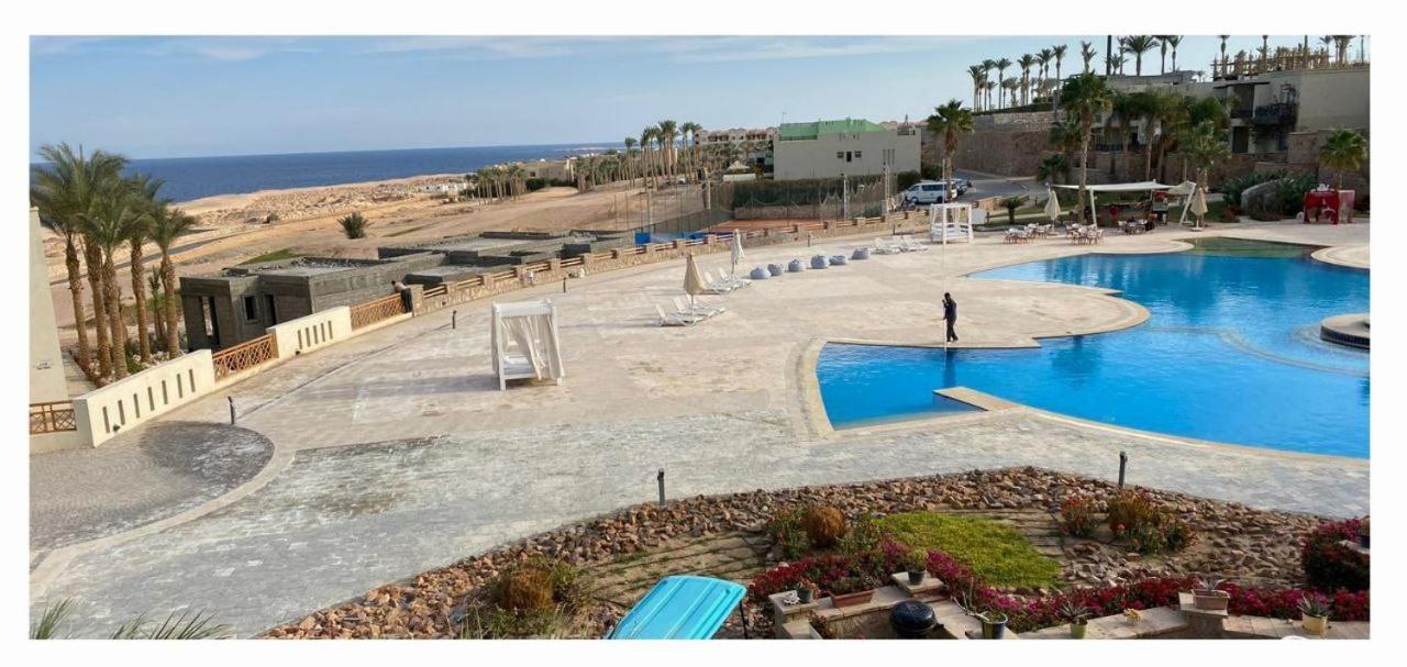 Azzurra Sahl Hasheesh *