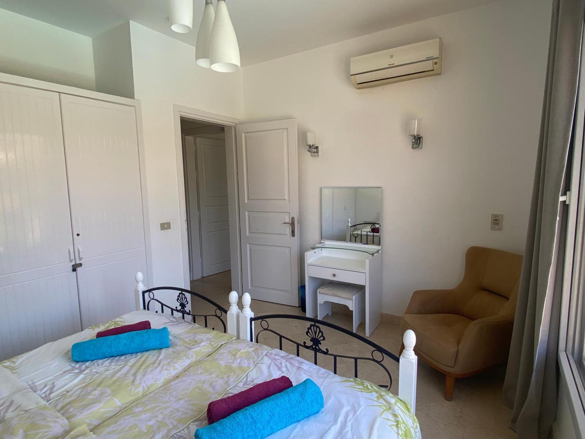 2 Bedroom Condo, With Pool, And & Lagoon Access *