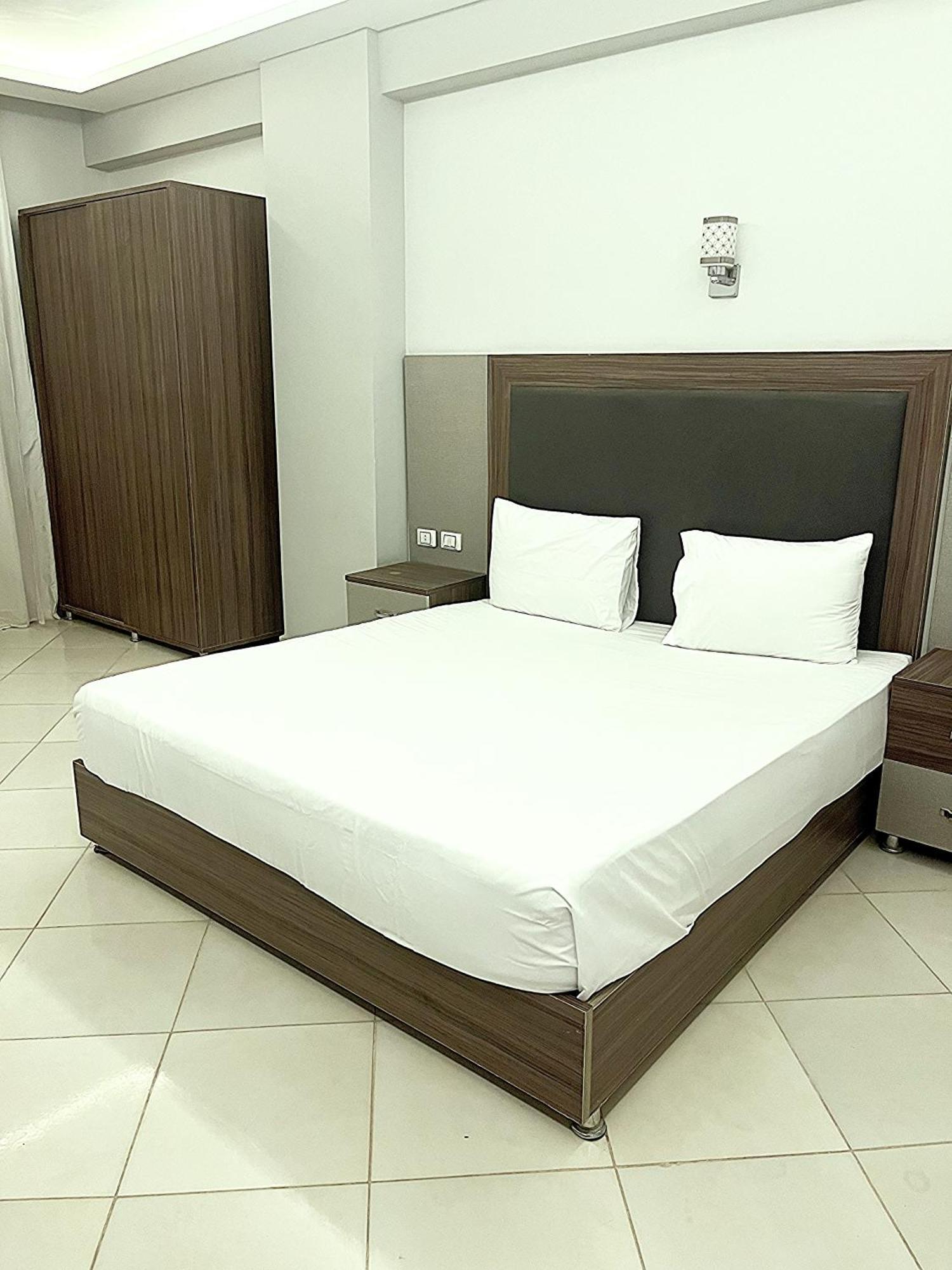 Hotel Cecelia Compound 3*