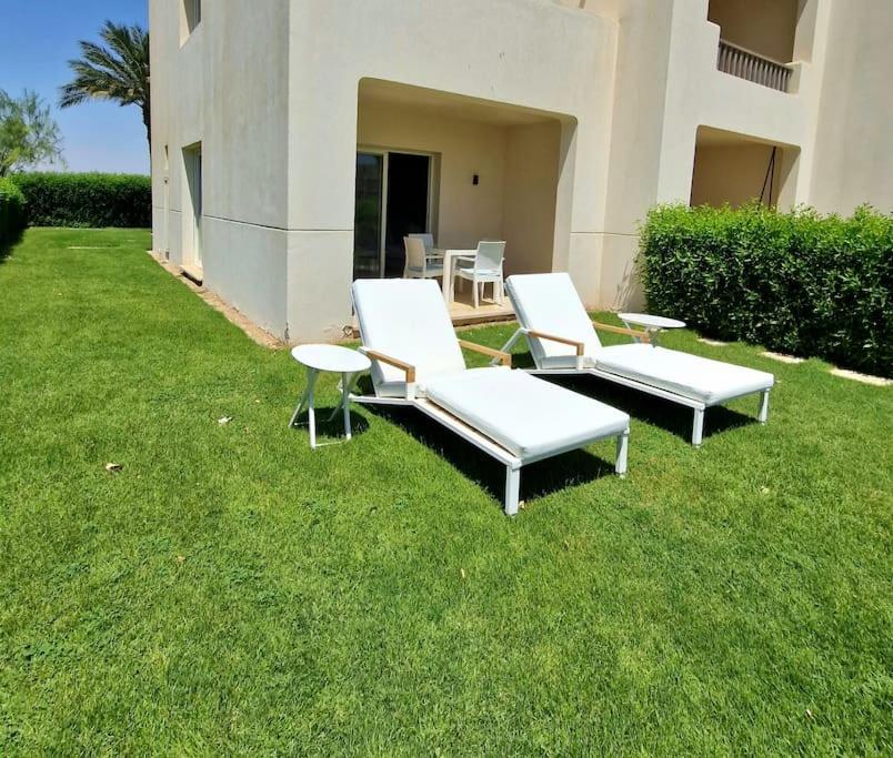 Cheerful Space With A Huge Garden And Pool