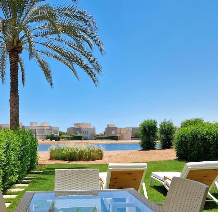 Apartment Cheerful Space With A Huge Garden And Pool