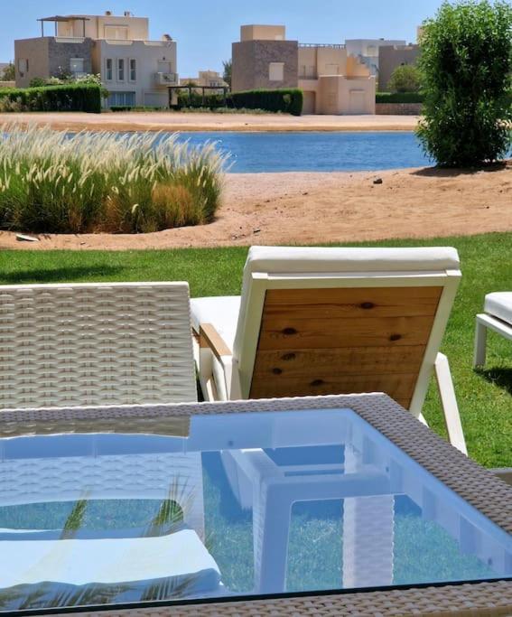 Cheerful Space With A Huge Garden And Pool Apartment
