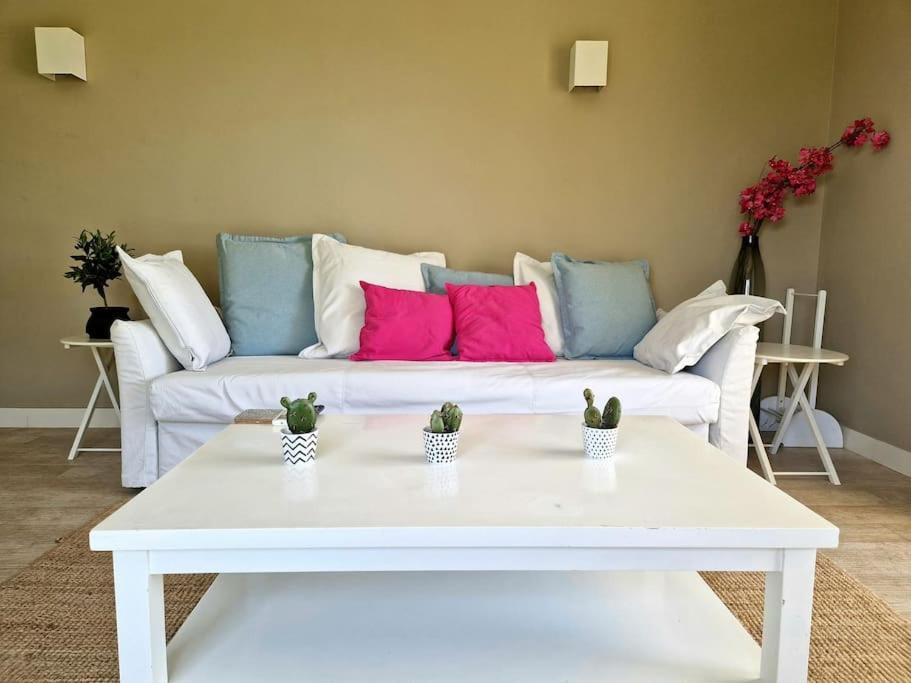 Cheerful Space With A Huge Garden And Pool Apartment *